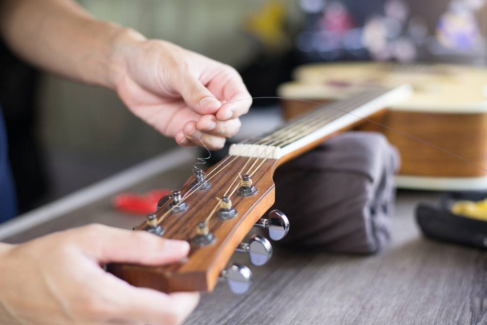Acoustic guitar care, Craftsman is changing the strings, Close up